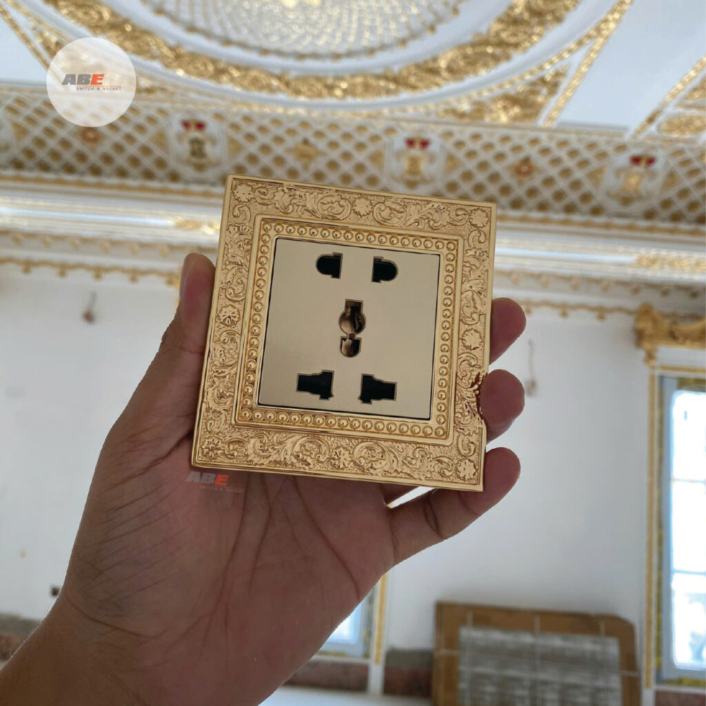 Cận cảnh chi tiết hoa văn tinh xảo trên nền chất liệu mạ vàng 24K của dòng Palace.